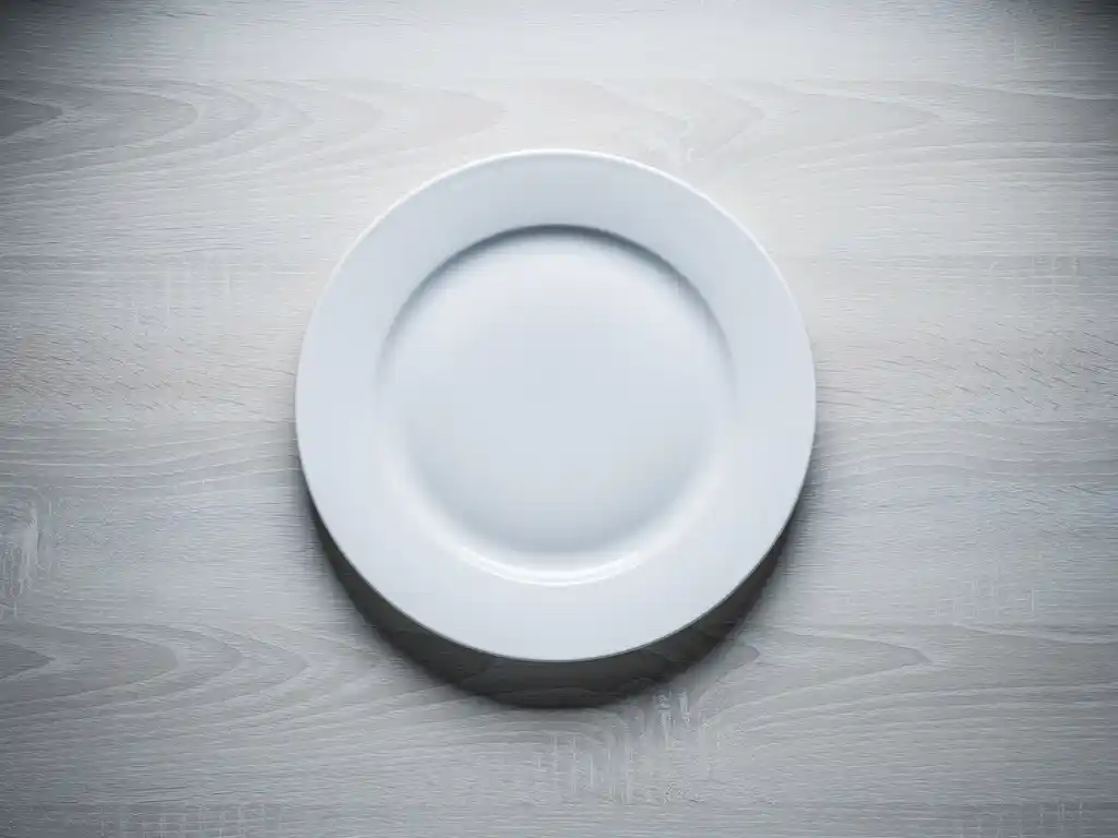 Tyhjä valkoinen keramiikkalautanen puupöydällä, geometrisesti keskitetty, kliininen valaistus